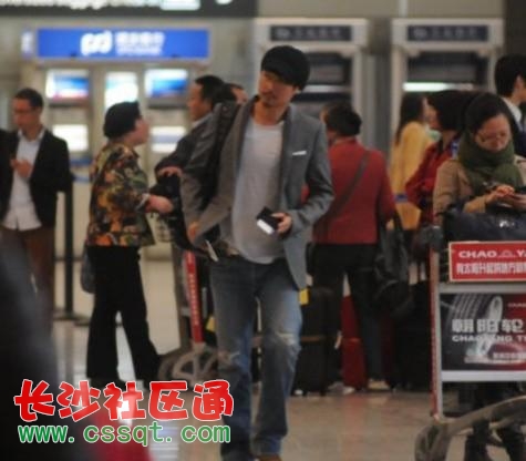 【組圖】湯唯與男友機(jī)場擁吻纏綿 甜蜜家照曝光【8】